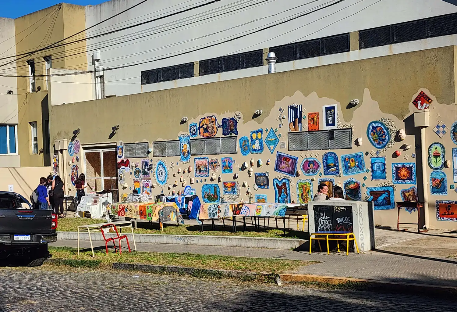 El mural terminado, sobre la calle Sarmiento, entre 4 de Abril y Alsina.