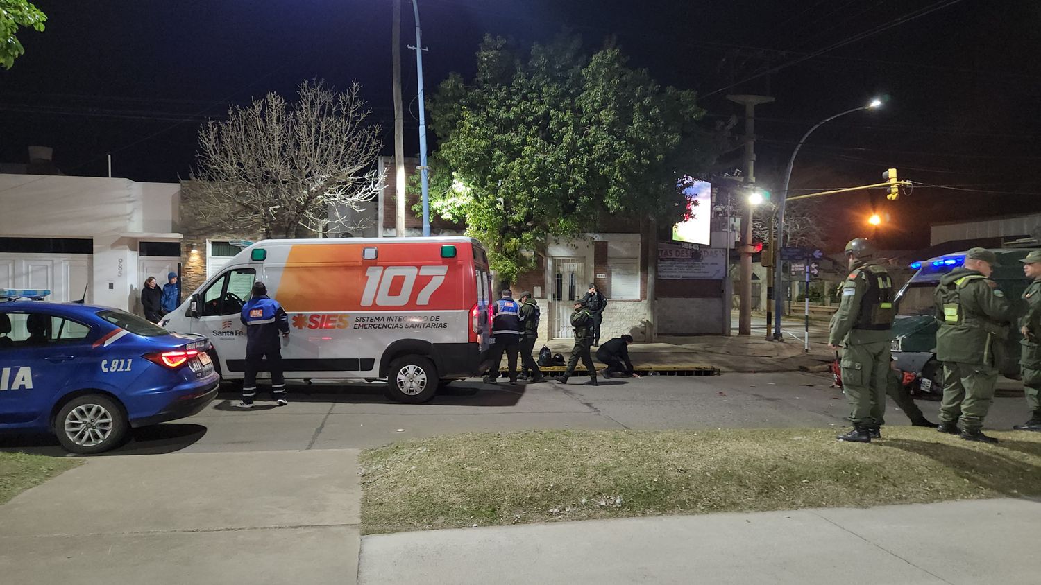accidente de transito ambulancia sies 107 bv yrygoyen fanti gendarmeria nacional moto patrullero noche - 3