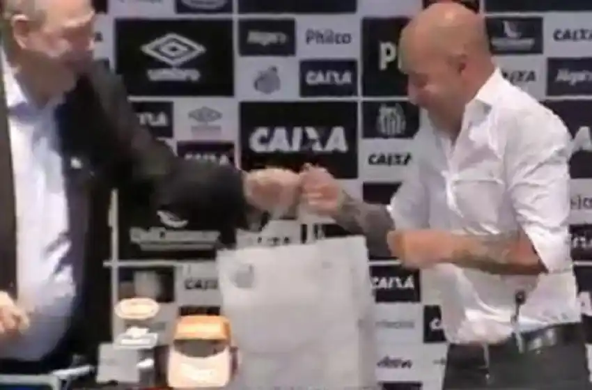 ¡Qué amarretes! El insólito regalo que Santos le dio a Sampaoli