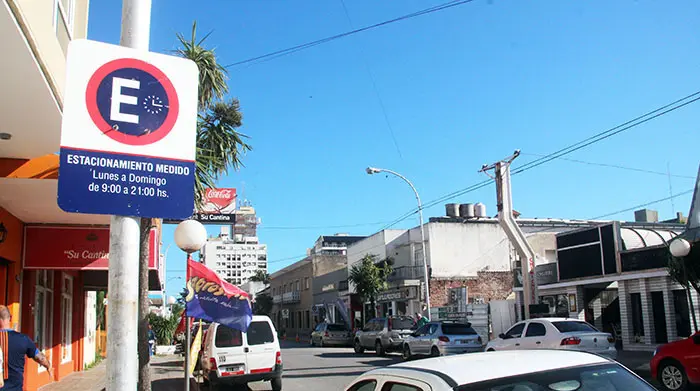Plantean la prohibición de estacionar en la 83 a partir de las tres de la tarde