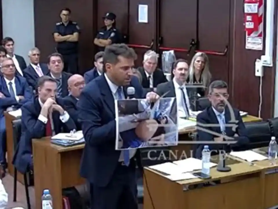 Patricio Ferrari con la foto de Maradona el día de su muerte en su casa de Tigre.