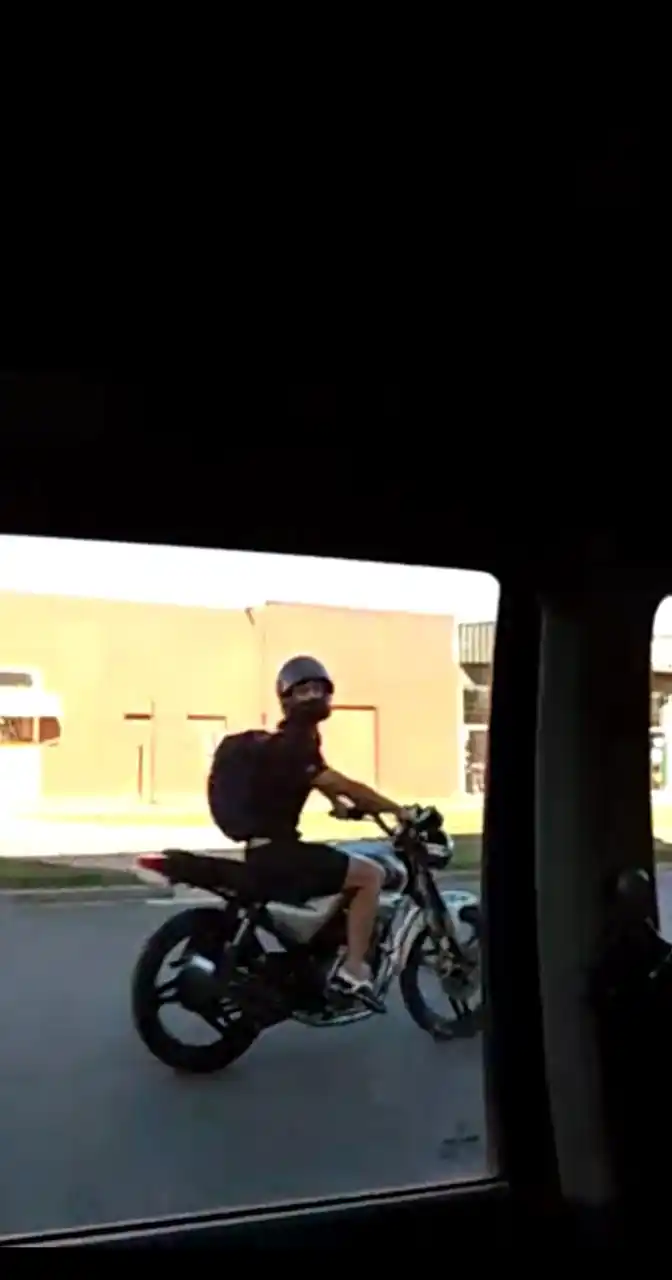 Está condenado por violencia de género, pero sigue atacando a una mujer y a su hija