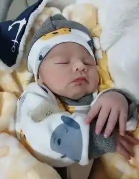 El bebé nació sano con 39 semanas de gestación.