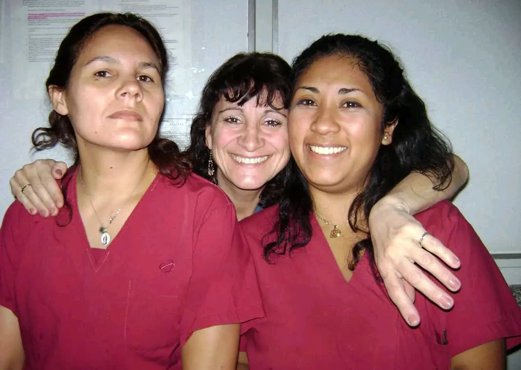 Enfermeras. Bárbara Albornoz posa junto a sus compañeras de labor, Norma Gutiérrez y María del Carmen Vilchez
