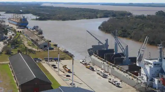 Ingresa un buque al puerto de Concepción del Uruguay para cargar arroz
