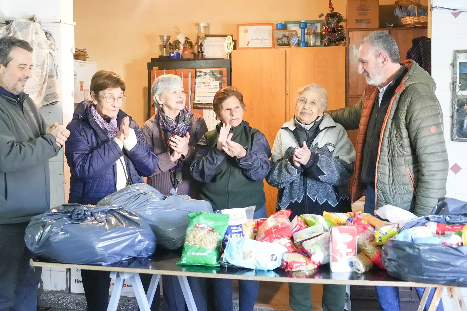 Cerca de 500 kilos de mercadería fueron donados a un centro de jubilados.