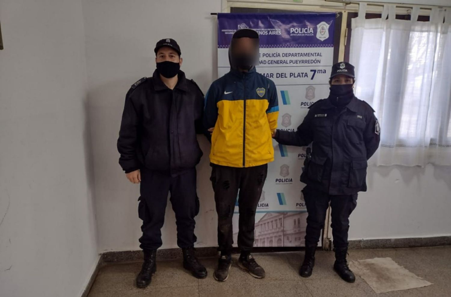 Trepó la reja de una casa y lo atraparon en el patio