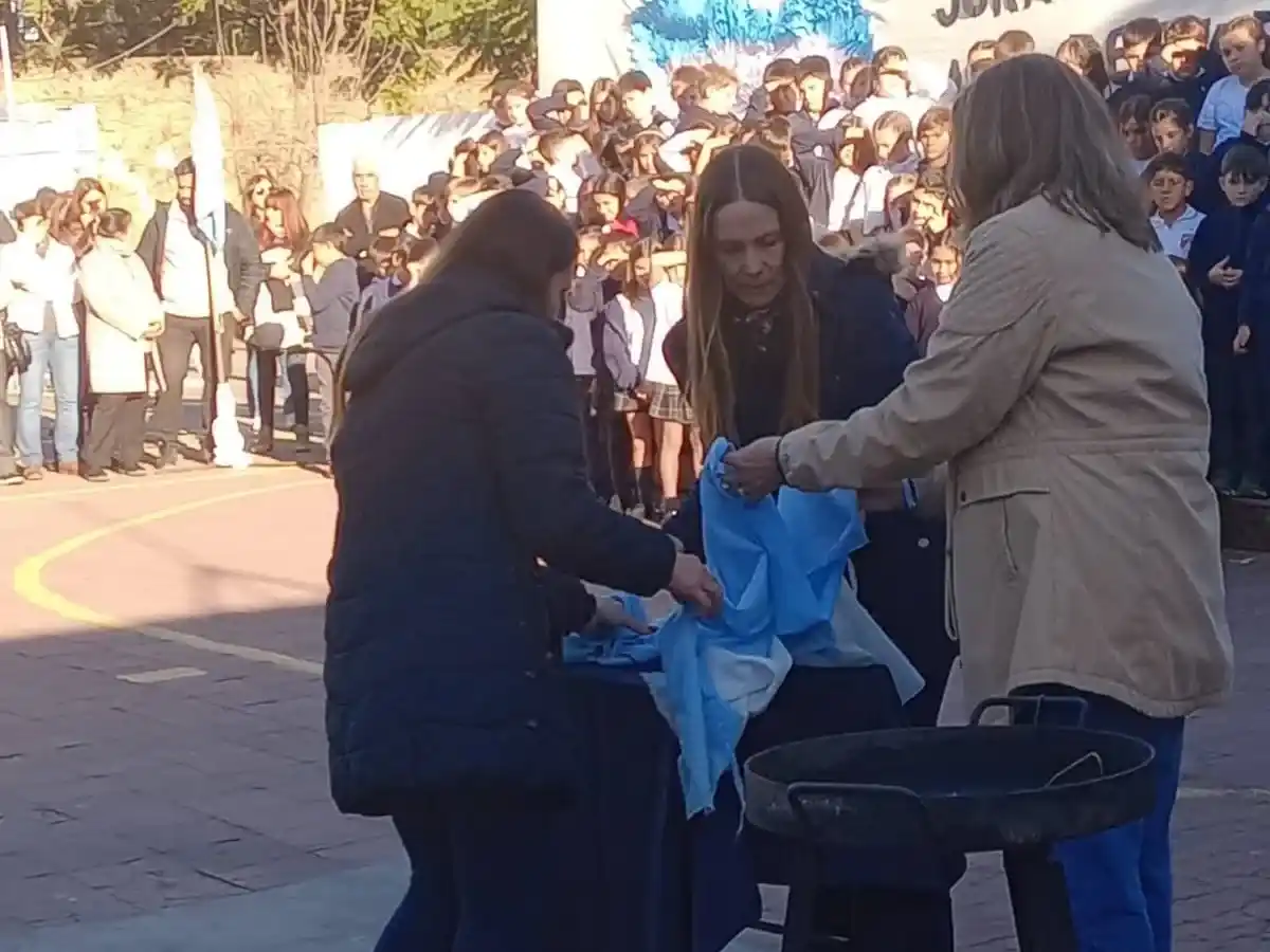 Emotiva ceremonia de desnaturalización de la bandera.