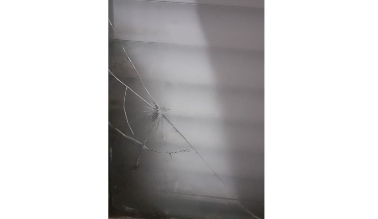 Le rompieron el vidrio de un gomerazo