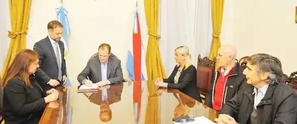 El gobernador firmó contratos para obras de pavimento en zonas productivas