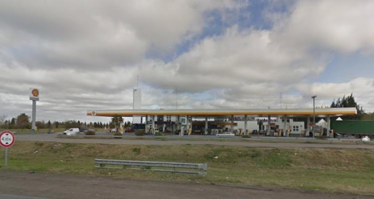 Viajaba a Rosario, bajó en una estación de servicio y le robaron