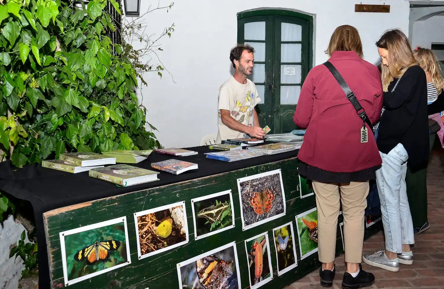 Se presentó el libro “Mariposas Solares y Lunares de Argentina” en los jardines del Museo Pampeano