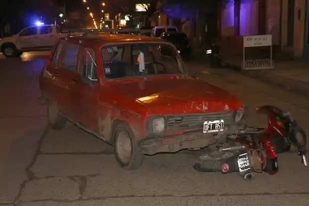 Una moto terminó debajo de un auto
