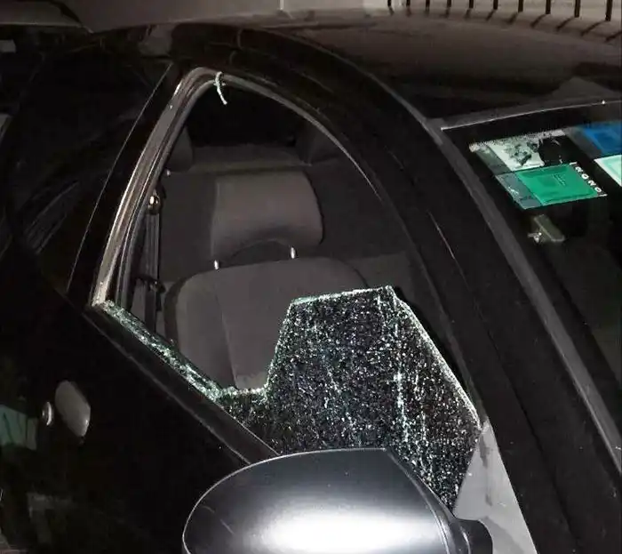 Ladrones rompen un cristal de un auto y sustraen una cartera