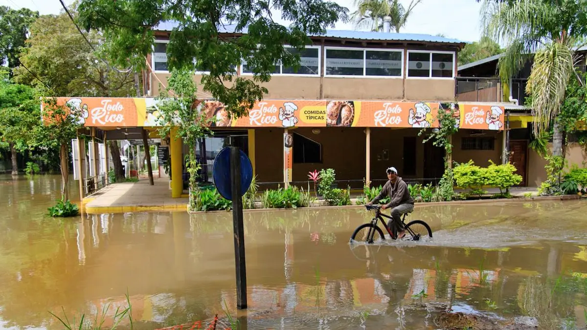 El río Paraná rompió defensas y mantiene en alerta a la ciudad de Paso de la Patria