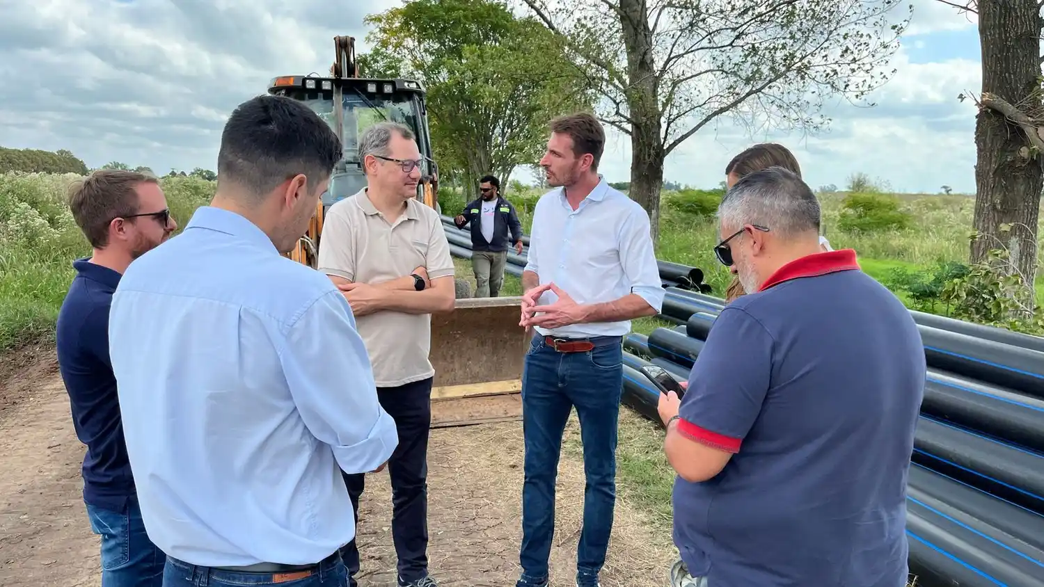 Gonzalo Aira junto al secretario de Agua y Saneamiento, Leonel Marmiroli y la directora provincial de Acueductos, Paula Nardín