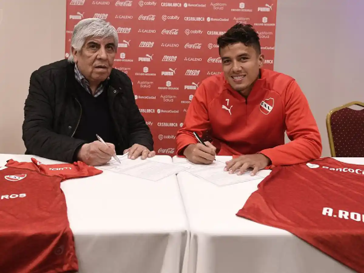 Roa firmó su contrato con Independiente