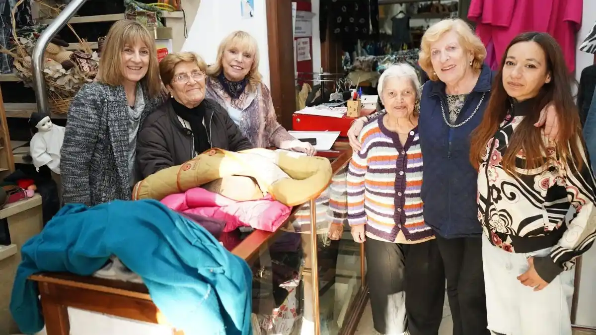 Marta Iriberri e integrantes de la cooperadora