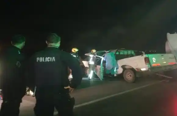 Un hombre murió tras chocar su camioneta contra un camión en la ruta AO12