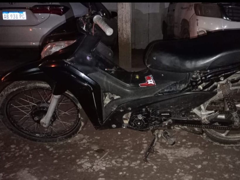 Circulaba en una moto que arrancaba con cables pelados y tenía todas las numeraciones limadas