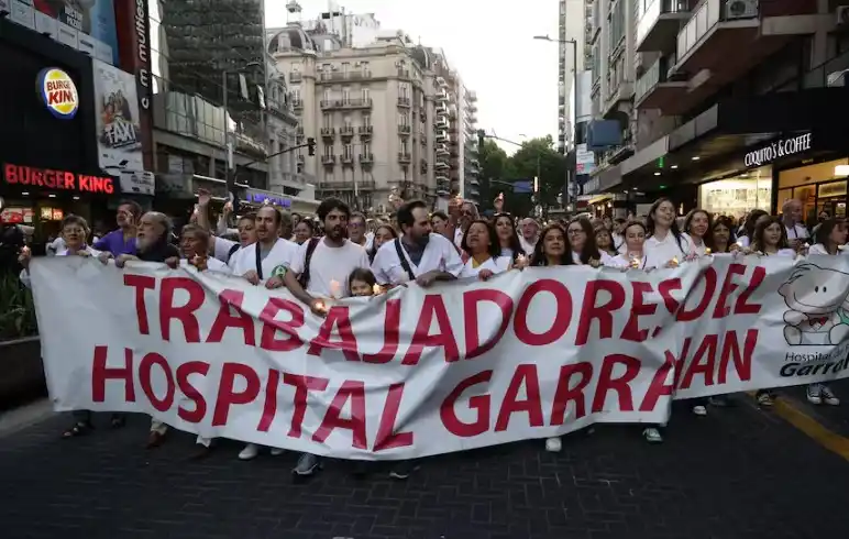 Los trabajadores del Garrahan llevan a cabo un paro.