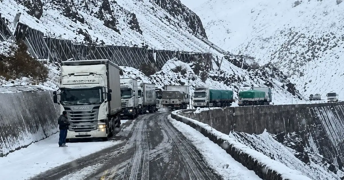 Camiones varados en la Patagonia.