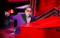 Subastaron un piano de Elton John, la guitarra de Prince y una caricatura de Kurt Cobain