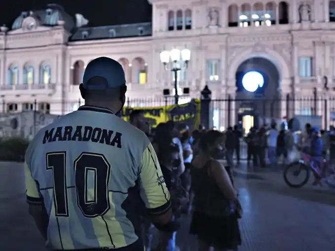 Datos preliminares de la autopsia a Diego Maradona: Murió por "edema agudo de pulmón secundario a una insuficiencia cardíaca"