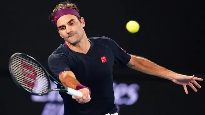 Federer volvió a jugar contra la pared