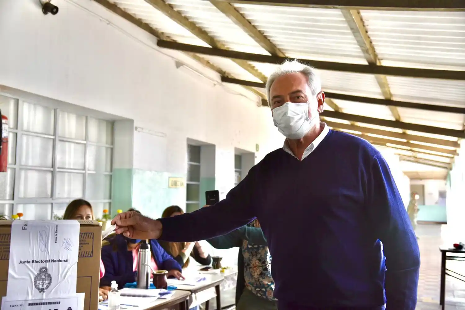 Benedetti votó en Larroque y auguró "un gran día para nuestra provincia"