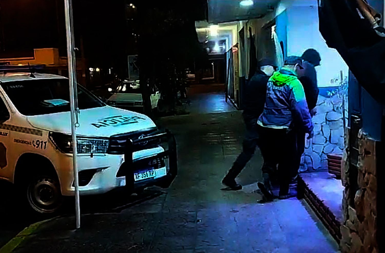 Atrapan a un hombre que estaba robando cableado subterráneo
