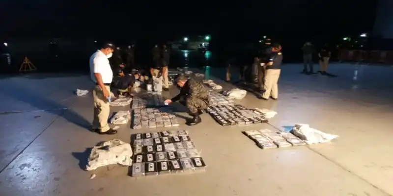 Honduras incauta avioneta procedente de Venezuela con 489 kilos de cocaína