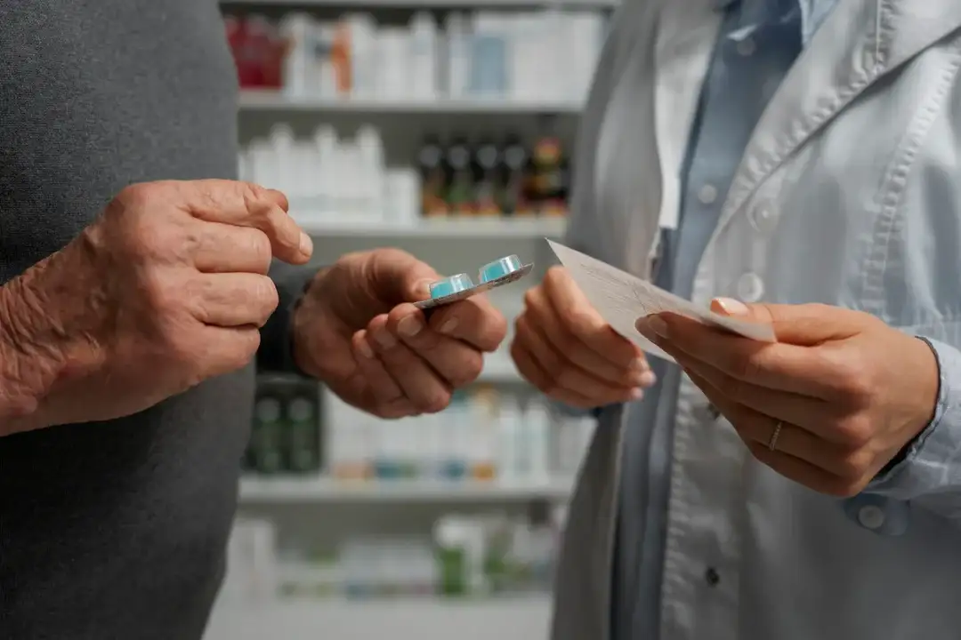 Jubilados en farmacia.