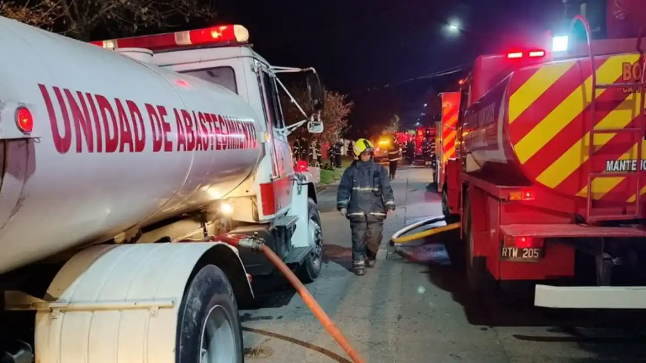San Lorenzo: un incendio en una papelera movilizó a bomberos de toda la región