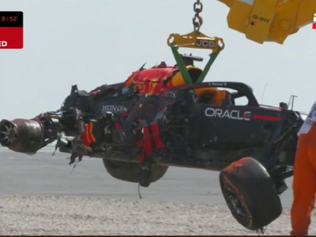 Verstappen abandona tras chocar con Hamilton