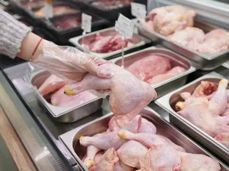 Por primera vez en toda la historia, los argentinos comen más carne de pollo que de vaca