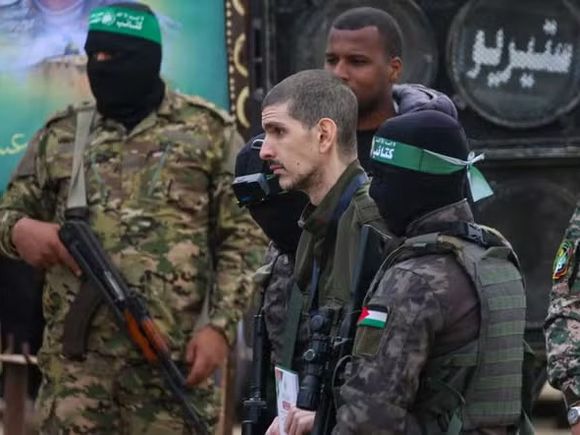 Hamás aceptó una propuesta de alto el fuego de Egipto por la cual devolvería cinco rehenes vivos a Israel