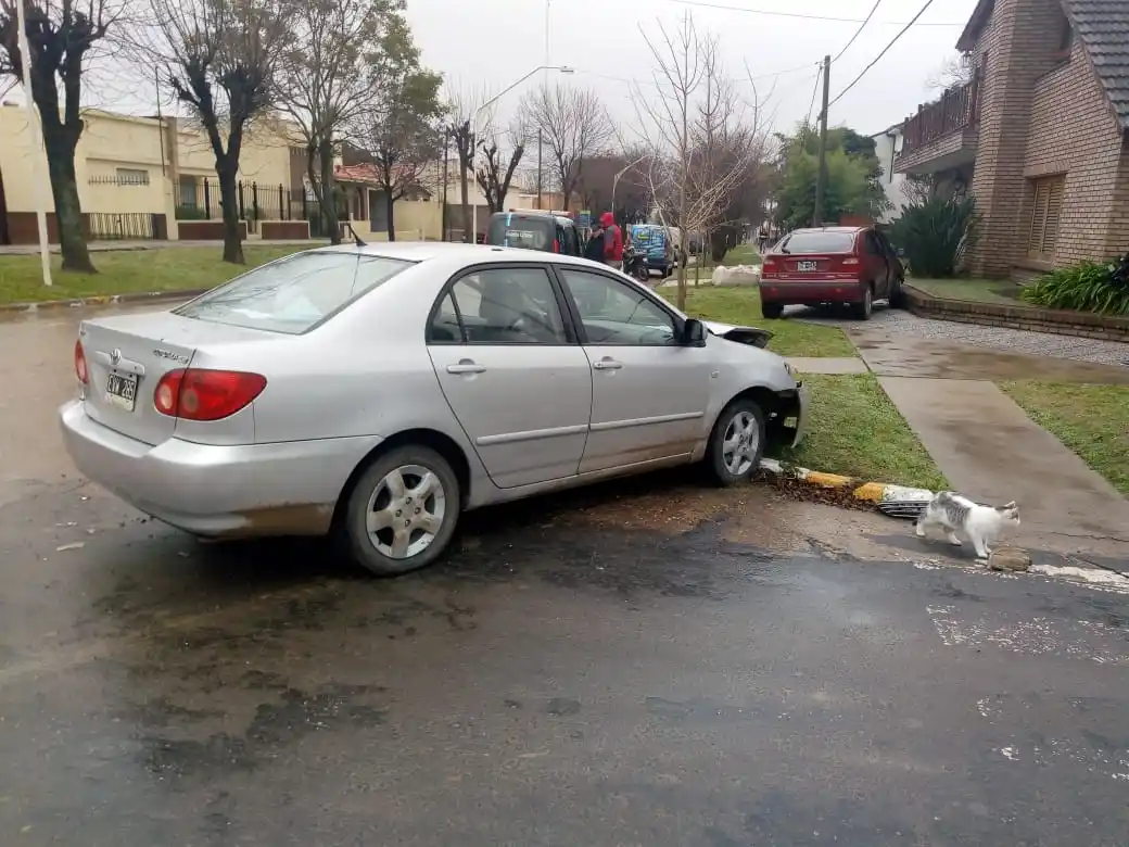 Chocaron, uno de los autos terminó sobre la vereda