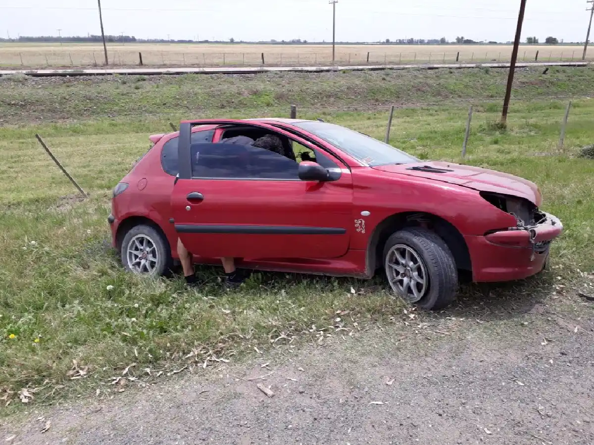 Mordió la banquina y despistó sobre la ruta 19