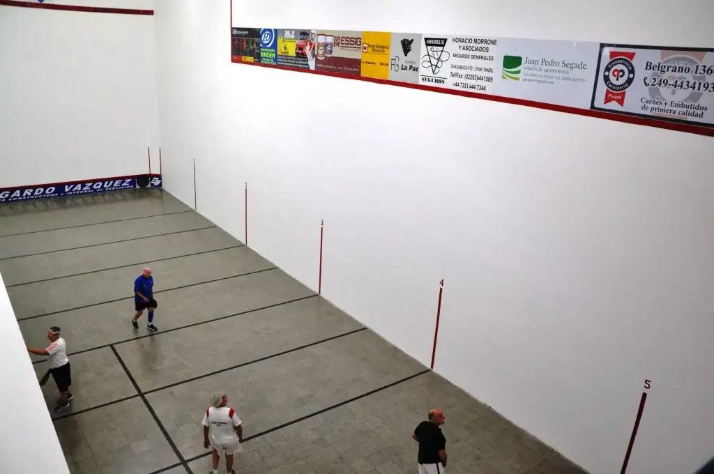Actividad de pelota paleta en Ferro 