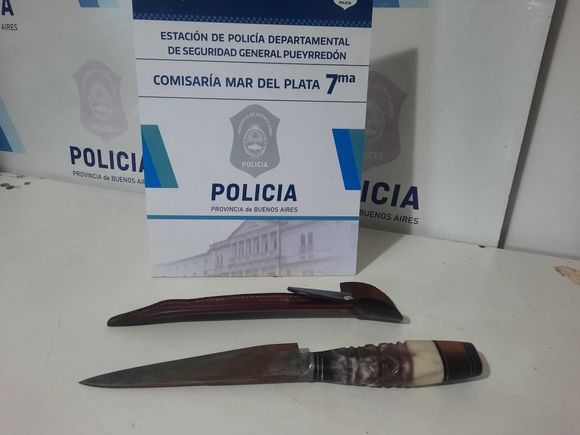 Circulaba en un vehículo robado y con un cuchillo en la cintura del pantalón