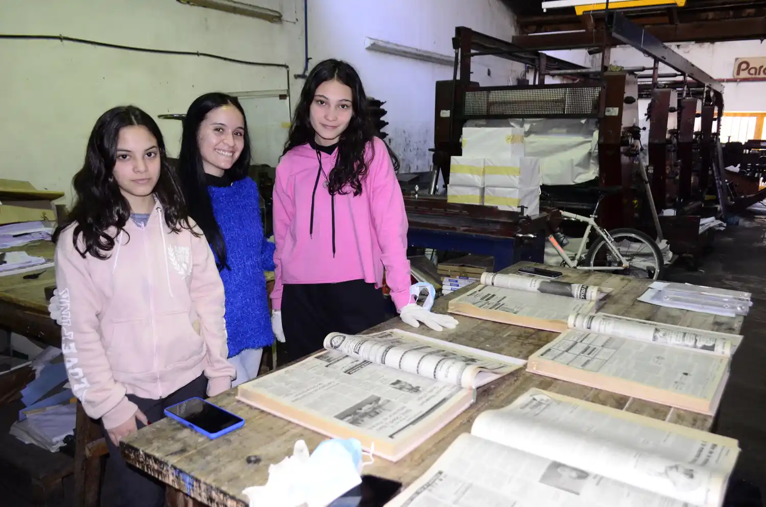 La profesora Escobar junto a las alumnas Milagros y Paulina