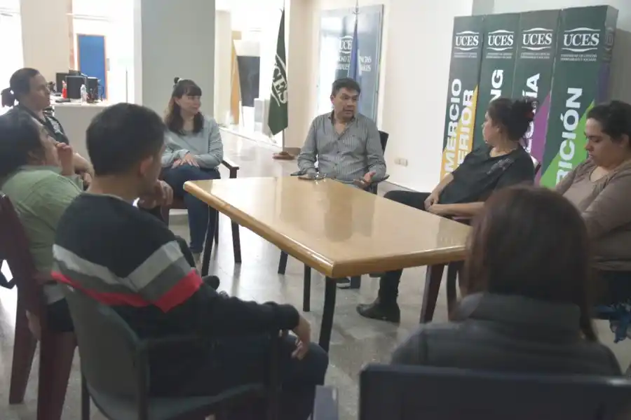 La actividad contó con la presencia de Paula Alexandroff y Georgelina Quaino, del programa Rafaela Inspira; el coordinador de la carrera de Marketing y Dirección de Negocios de UCES, Marcos Molina y las y los estudiantes.