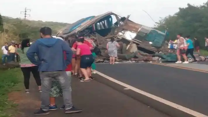 TRAGEDIA en Brasil: choque entre un camión y un autobús deja 37 MUERTOS y 15 heridos