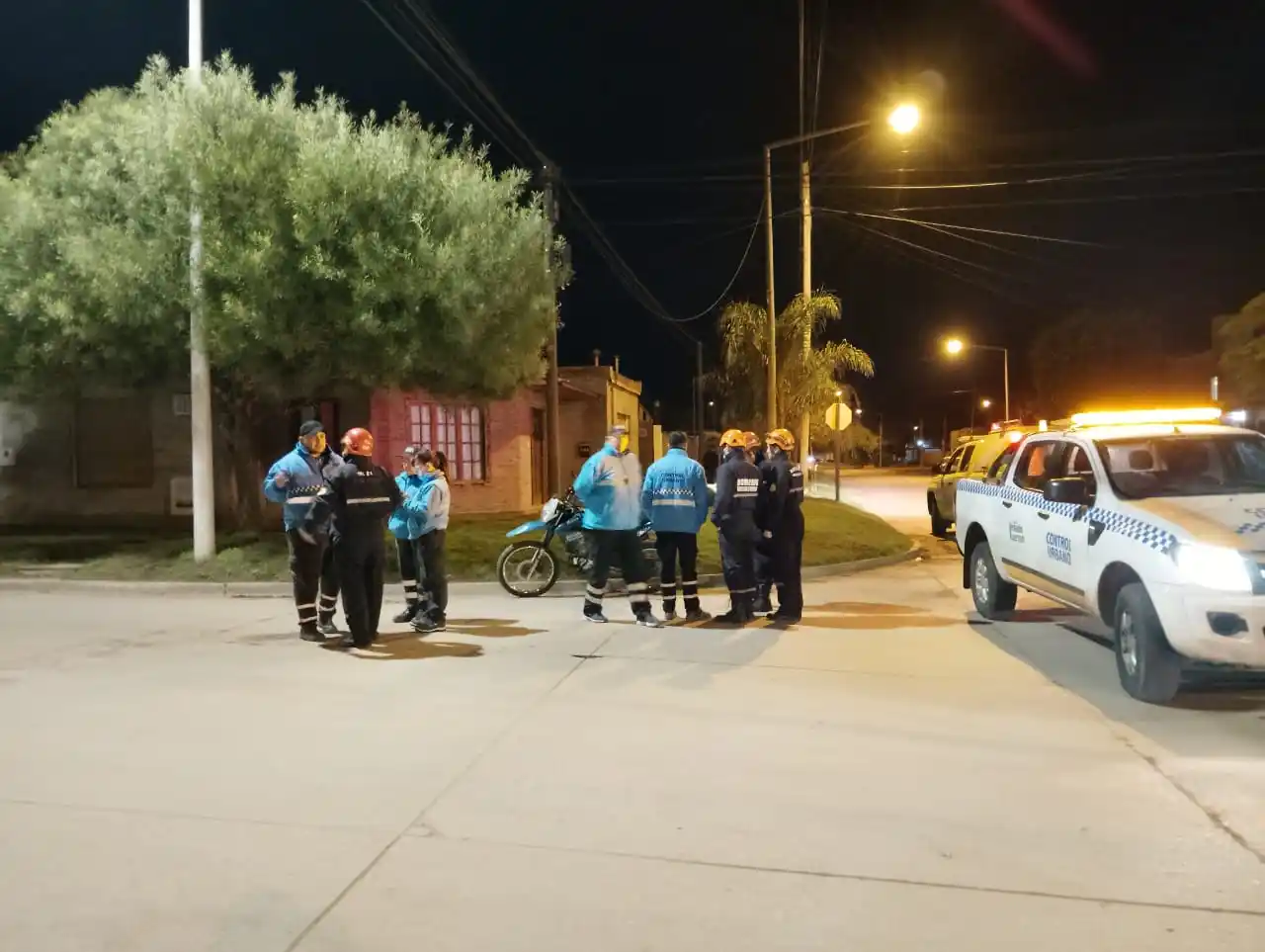Personal de bomberos y de Tránsito en el lugar del accidente.