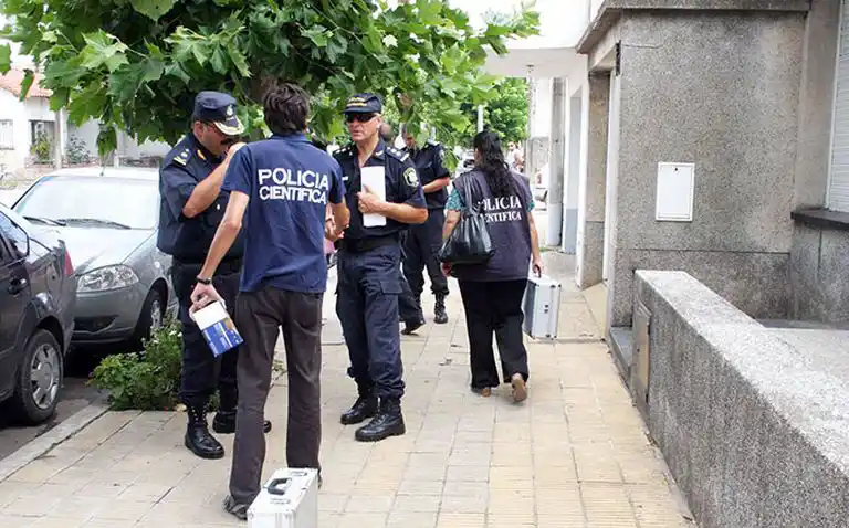 Sin pistas. Los investigadores encontraron el cuchillo junto a la víctima