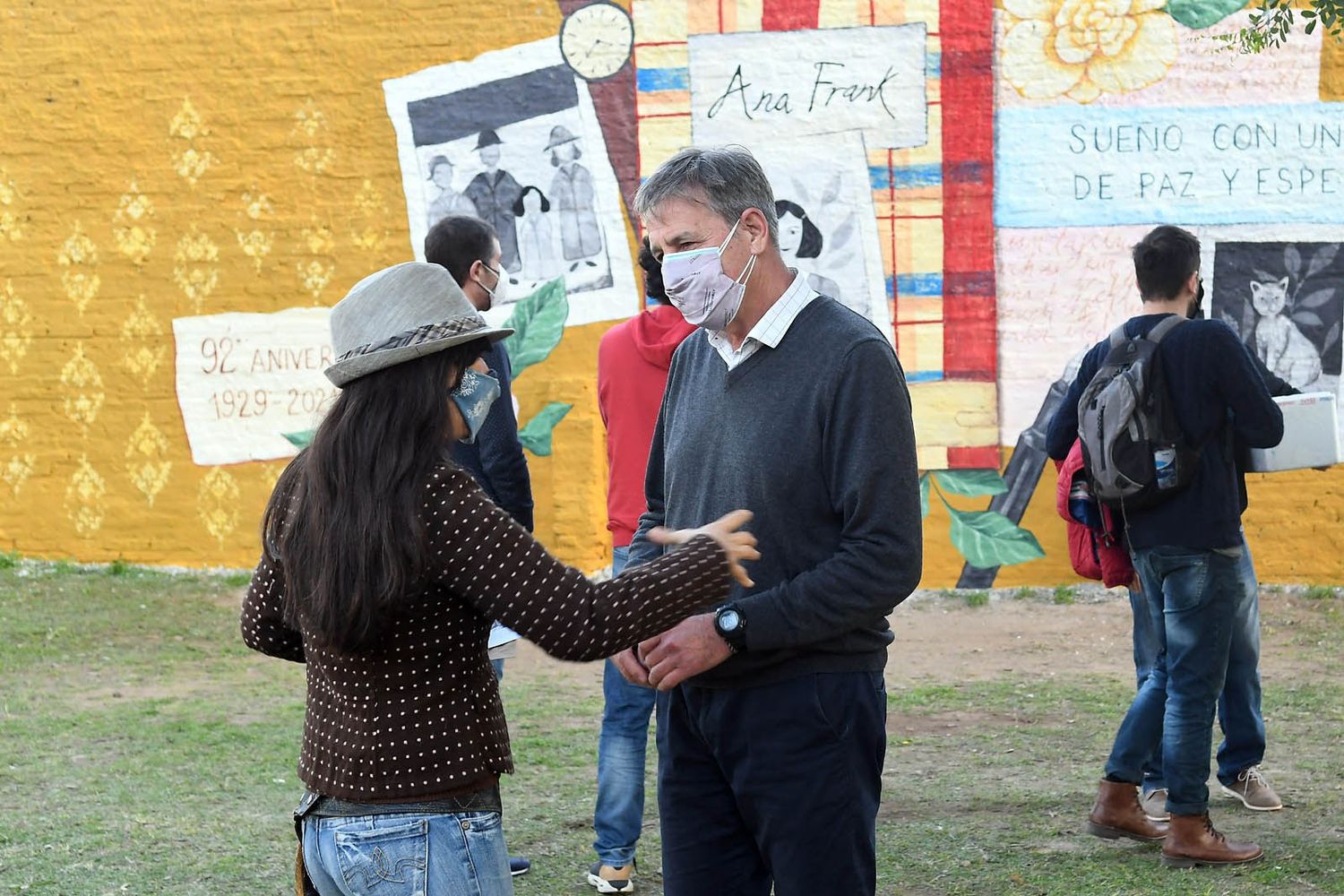 Jatón participó de la inauguración de un mural en memoria de Ana Frank