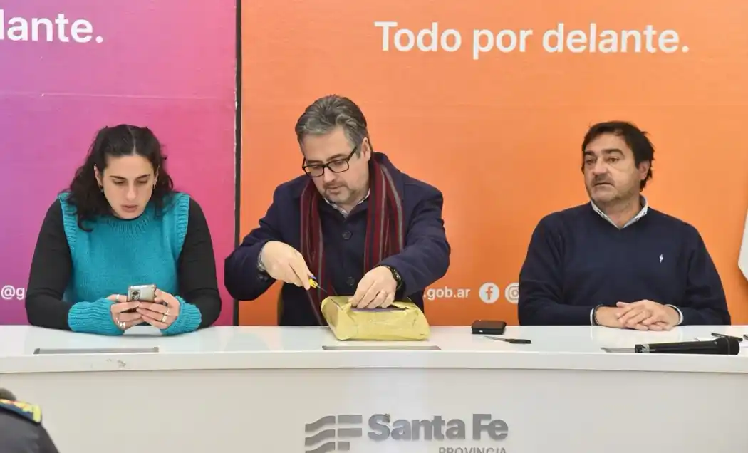 El ministro Pablo Cococcioni encabezó el acto de apertura de sobres.