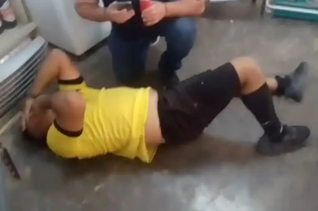 El árbitro expulsó a varios futbolistas de Colón, por ende estos se abalanzaron sobre él, golpeándolo entre varios jugadores.