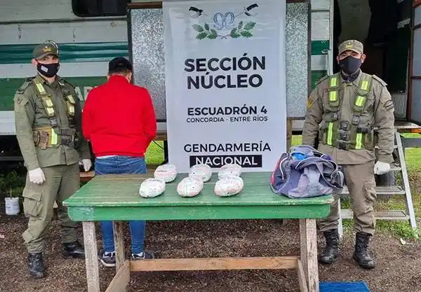 Detuvieron a un hombre con 3 kilos de droga en el bolso